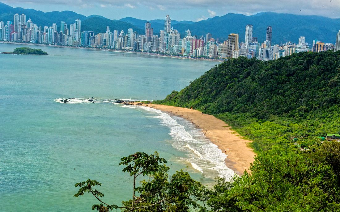 Vista aérea da praia e do skyline de Balneário Camboriú, Santa Catarina