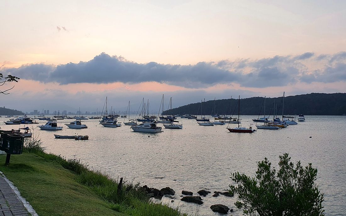 Barcos ao pôr do sol na baía de Porto Belo, Santa Catarina