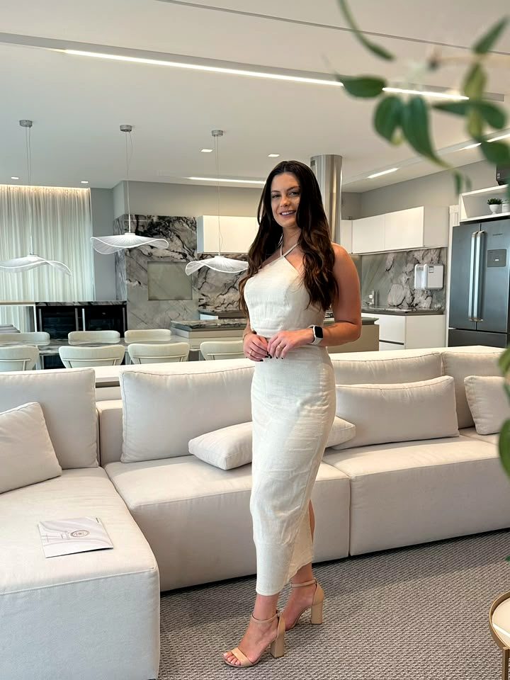 Natália Prior em atendimento em apartamento decorado de alto padrão