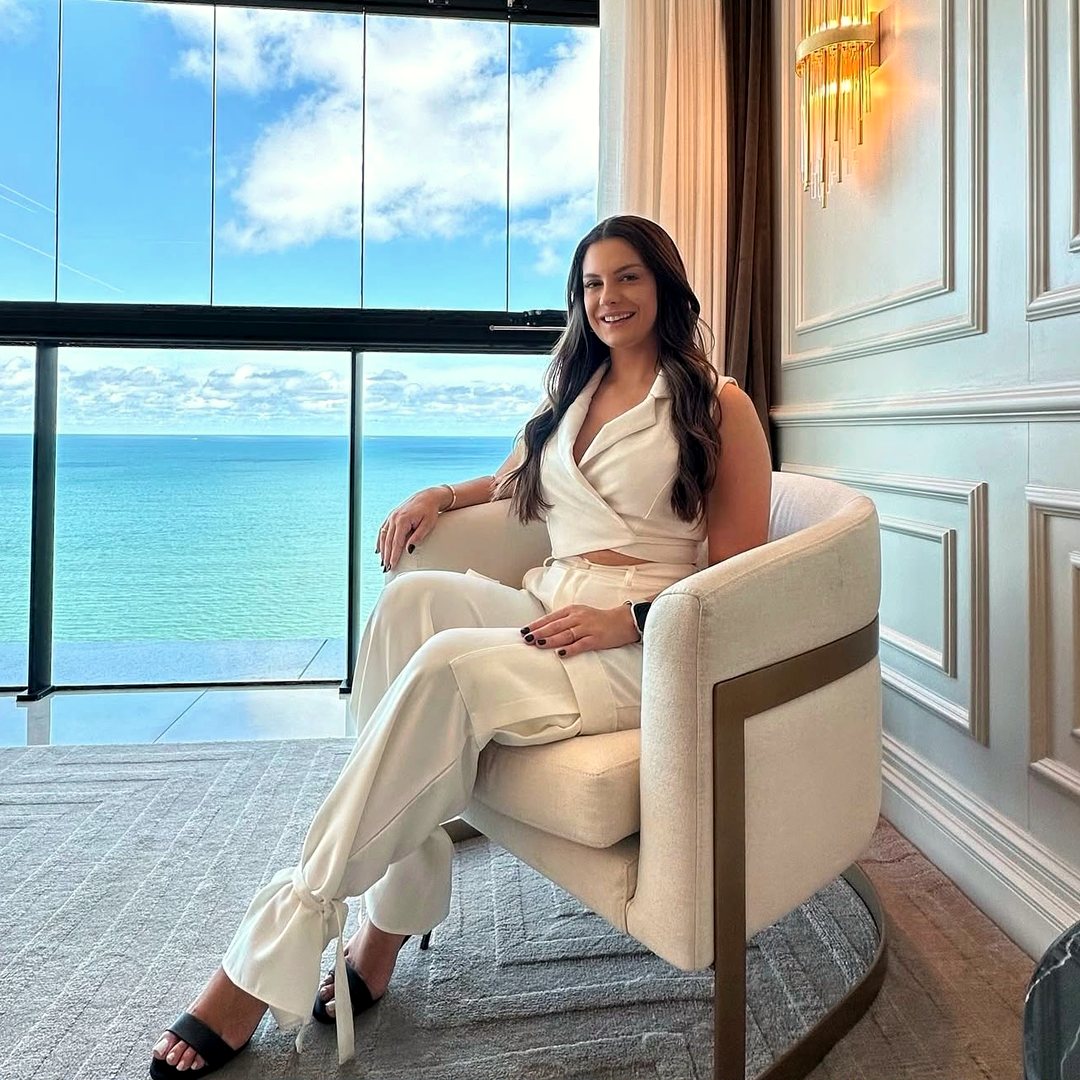 Natália Prior em apartamento de alto padrão com vista para o mar